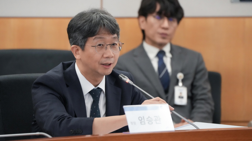 임승관 청장이 ASP 시범사업에 참여하는 의료진들을 격려하고 항생제 내성에 대한 경각심을 제고하고 있다.